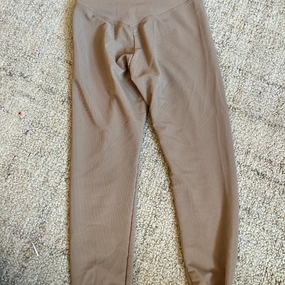 Beach Riot Sports  Bra and matching leggings. - Picture 3 of 3